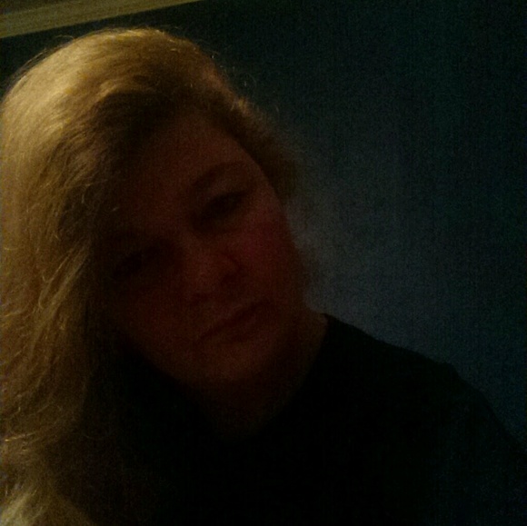 Profile Picture of Victoria Muzzy (@victoriamuzzy) on Poshmark