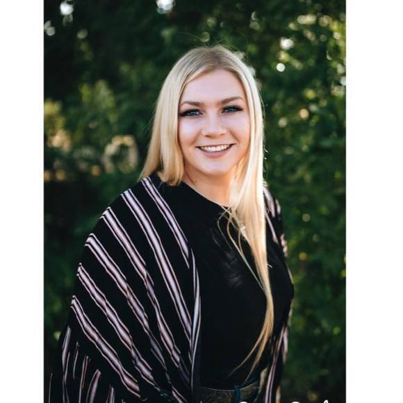 Profile Picture of Tori Murnion (@torim04) on Poshmark