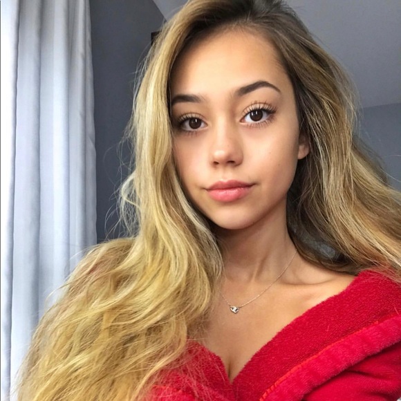 Profile Picture of Ivanita Lomeli (@ivanitaaa) on Poshmark