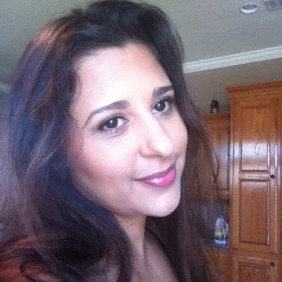 Profile Picture of Sonia George (@soniageorge225) on Poshmark