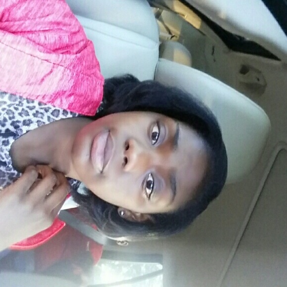 Profile Picture of Jolisa Smith (@jolisaqueenbee) on Poshmark