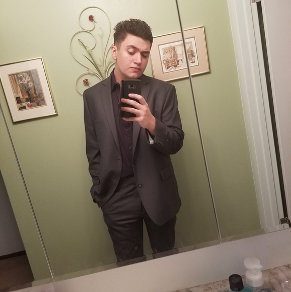 Profile Picture of Tony Faltynski (@tofal1998) on Poshmark