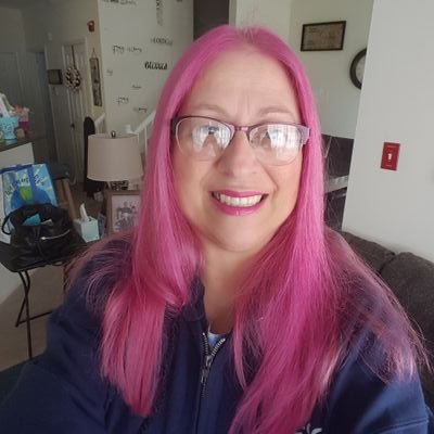 Profile Picture of Lori Claudio  🏡 🎨 (@amused2Bhere) on Twitter