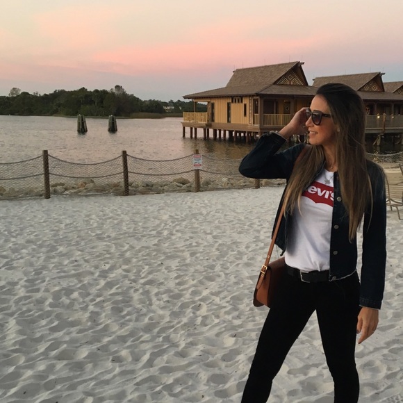 Profile Picture of Carla Barroso (@carlagranato) on Poshmark