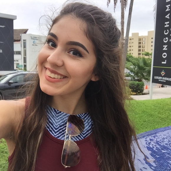 Profile Picture of Lexi Candelaria (@alexisbieber112) on Poshmark
