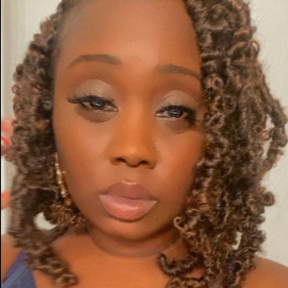 Profile Picture of Octavia Glover (@octaviaglove542) on Poshmark