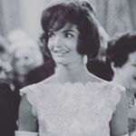 Profile Picture of 𝓙𝓪𝓬𝓴𝓲𝓮 𝓚𝓮𝓷𝓷𝓮𝓭𝔂 (@jackie.kennedy.style) on Instagram