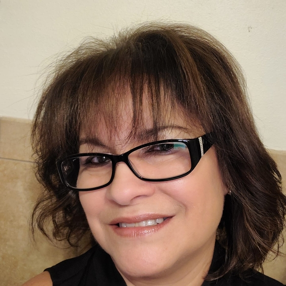 Profile Picture of Cusin Medero (@cusin) on Poshmark