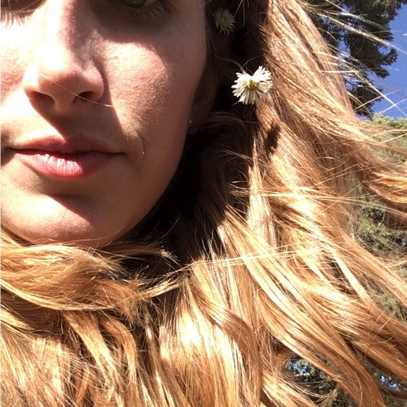 Profile Picture of Amanda Blasinski (@freesale) on Poshmark