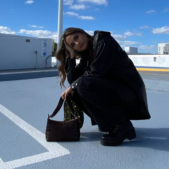 Profile Picture of Emily Guelli (@emilyguelli) on Poshmark