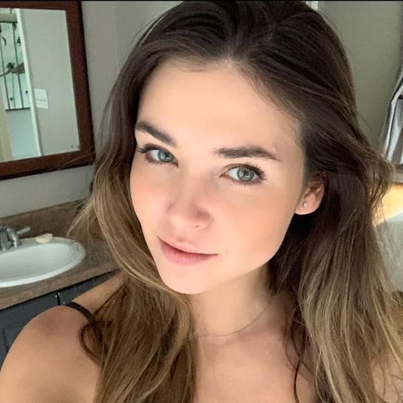 Profile Picture of Alona Feroze (@alonaferoze) on Poshmark