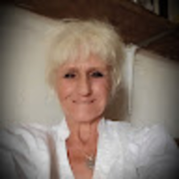 Profile Picture of Julianna Barnett (@juliannabarnett) on Poshmark