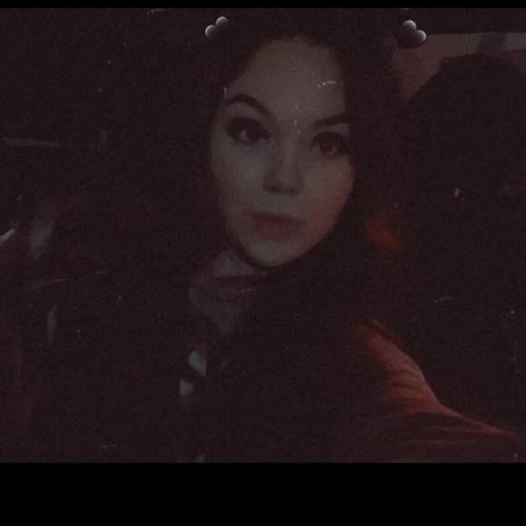Profile Picture of Brenda Esquivel (@brendanais_) on Poshmark