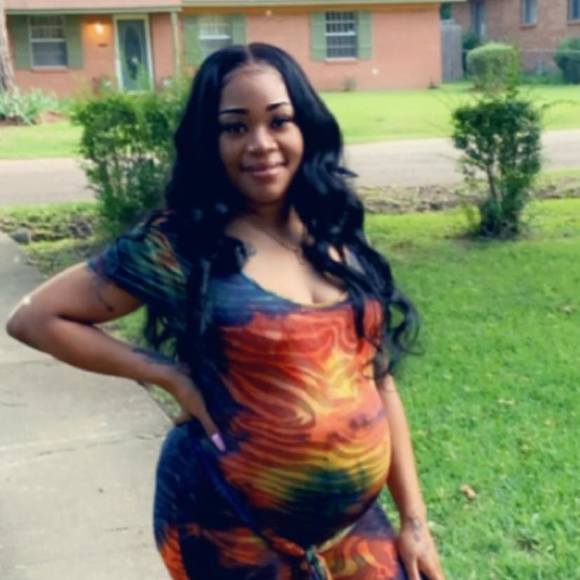 Profile Picture of Danielle Clinton (@marleynme712) on Poshmark