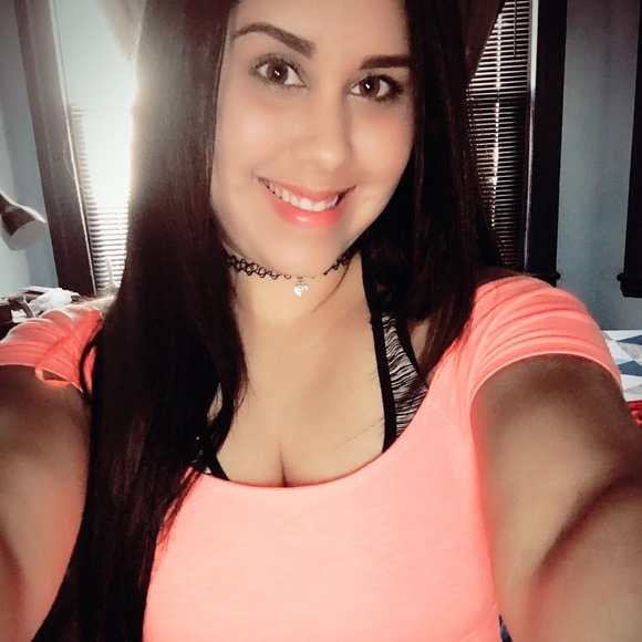 Profile Picture of Ari Ramos (@ariiramos0531) on Poshmark