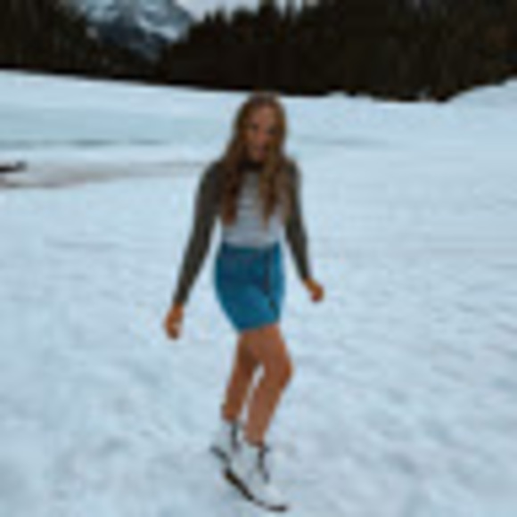 Profile Picture of Carly Wiser (@carlywiser) on Poshmark