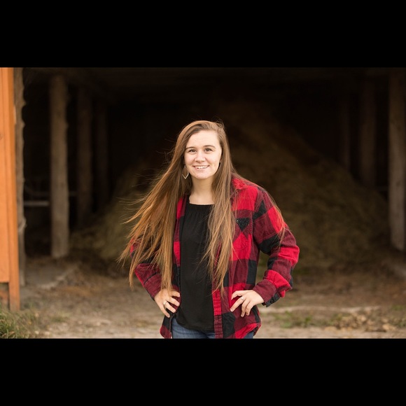 Profile Picture of Adriana Helander (@adritaylor19) on Poshmark