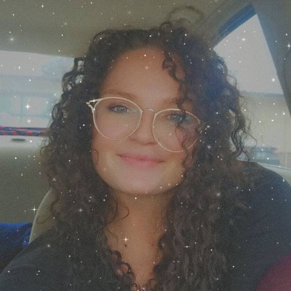 Profile Picture of Mariah Annis (@mariah_annis) on Poshmark