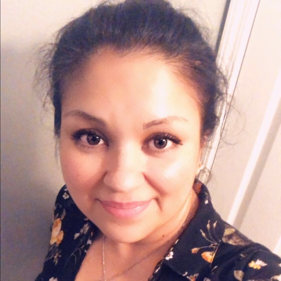 Profile Picture of Sandra Valadez (@sandravaladez8) on Poshmark