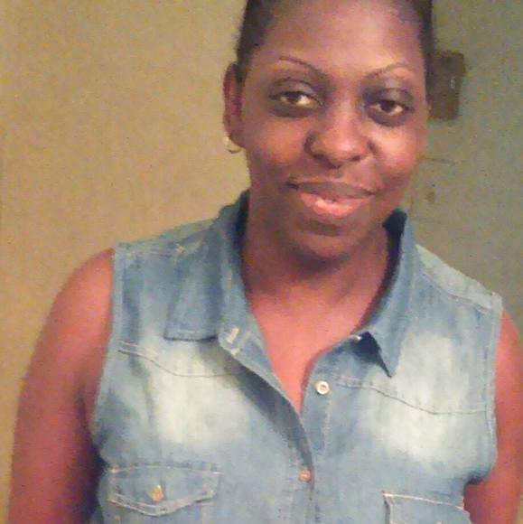 Profile Picture of Gloria Mitchell (@gloriam47) on Poshmark