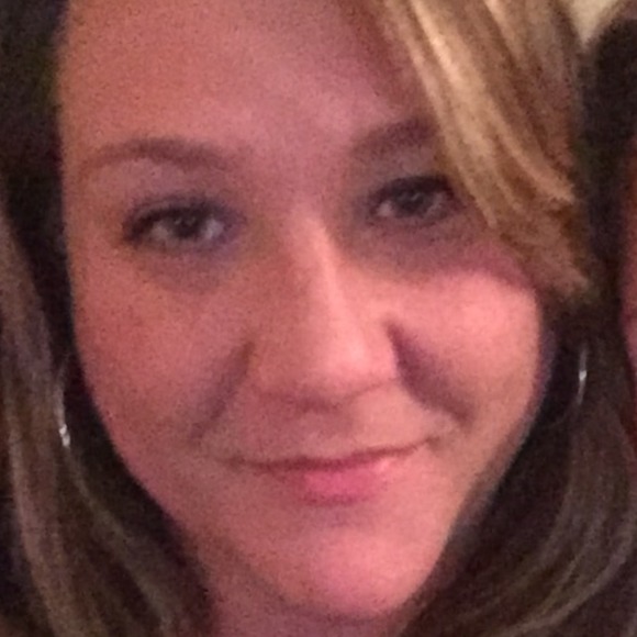 Profile Picture of Valerie Giannisis (@vgiannisis) on Poshmark