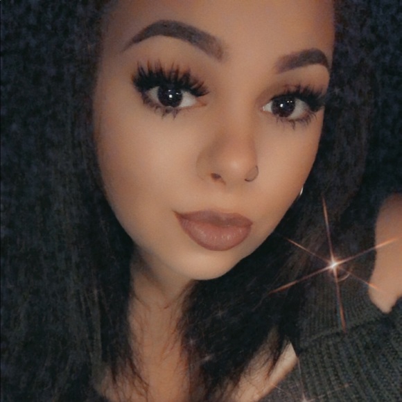 Profile Picture of Angelique Davis (@angeliqueshl) on Poshmark