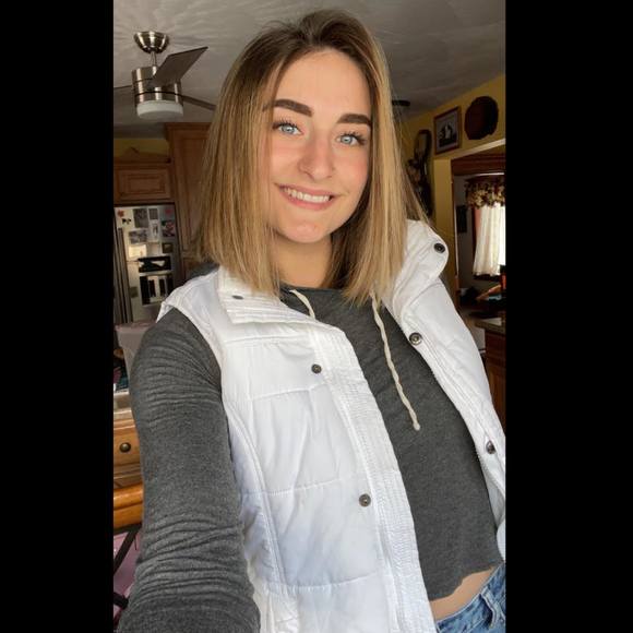 Profile Picture of Bailey Martin (@bmartttt) on Poshmark