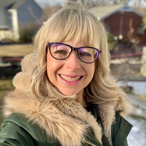 Profile Picture of C Velt (@veltco) on Poshmark