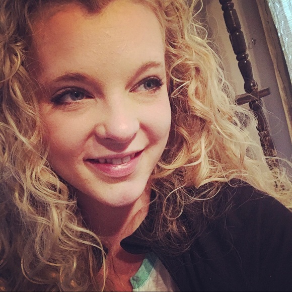 Profile Picture of Miranda Troutman (@mirandatroutman) on Poshmark