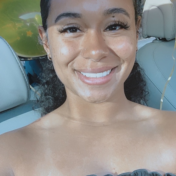 Profile Picture of Gabrielle Bartlett (@gabriellebartle) on Poshmark