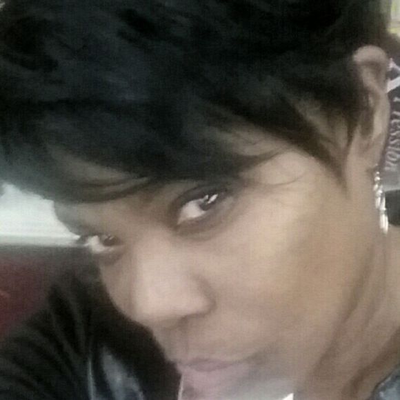 Profile Picture of Lynae Spry (@maandpopshop) on Poshmark