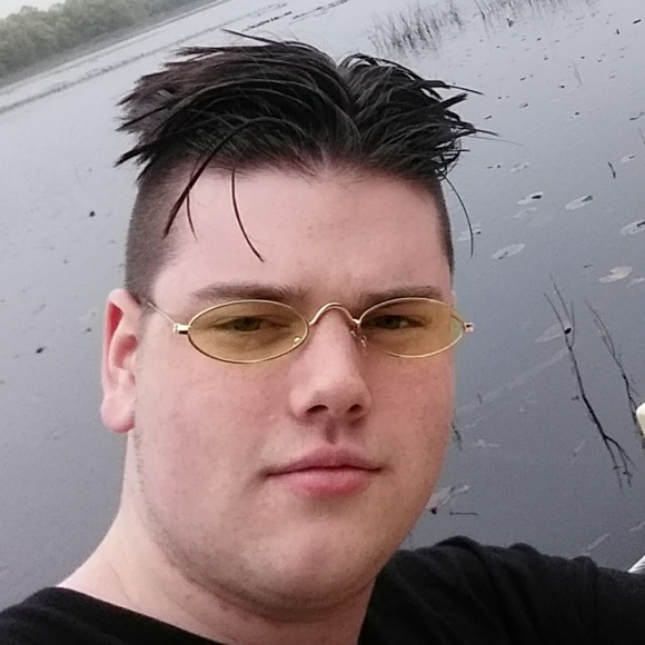 Profile Picture of Andrew Murray (@glueeater) on Poshmark