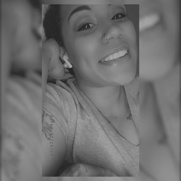 Profile Picture of Alexis Vandiver (@avandiver17) on Poshmark