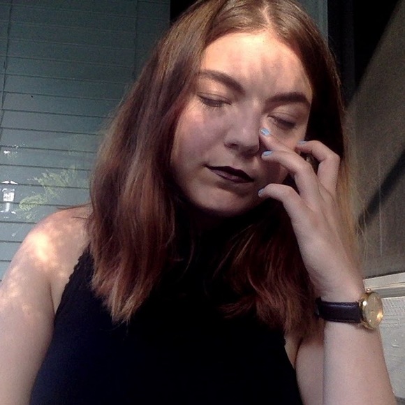 Profile Picture of Heather Roberts (@wrtsngsnyrslpx) on Poshmark