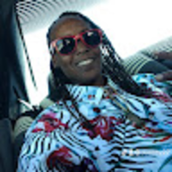 Profile Picture of Debbera Collins (@futureizme2014) on Poshmark