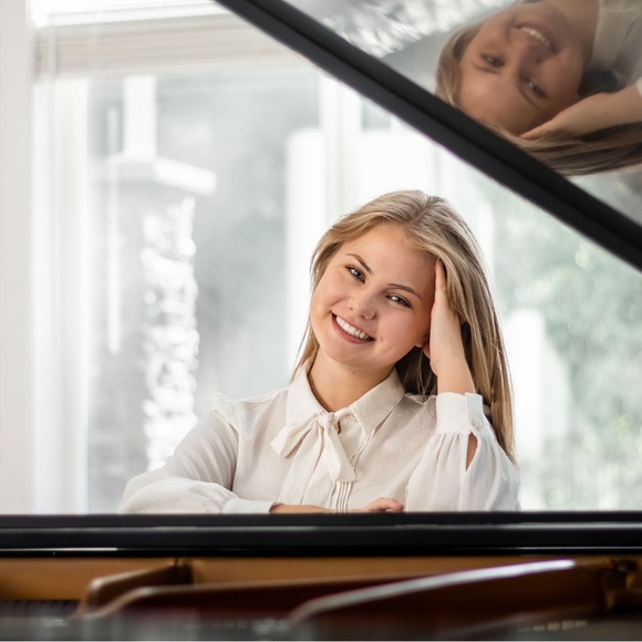 Profile Picture of Ella Kalinichenko (@ellajkalini) on Poshmark