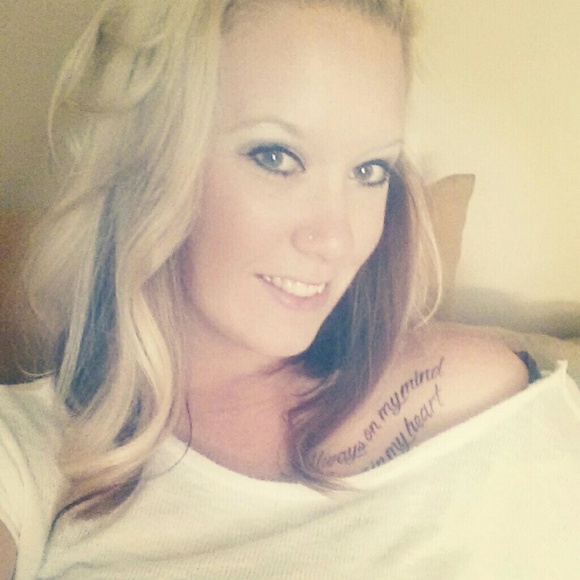 Profile Picture of Amber Ridgely (@amberannx) on Poshmark