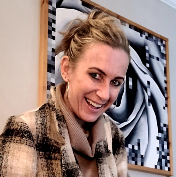Profile Picture of Jana Wojcik (@janinaw74) on Poshmark