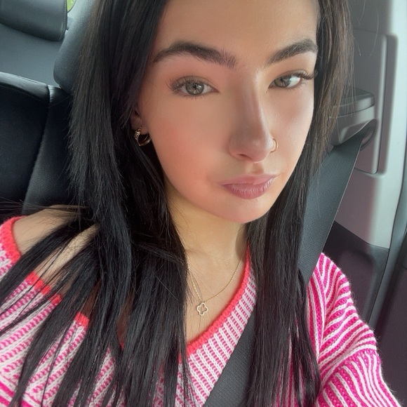 Profile Picture of Tianna Aiardo (@tiannaaiardo) on Poshmark