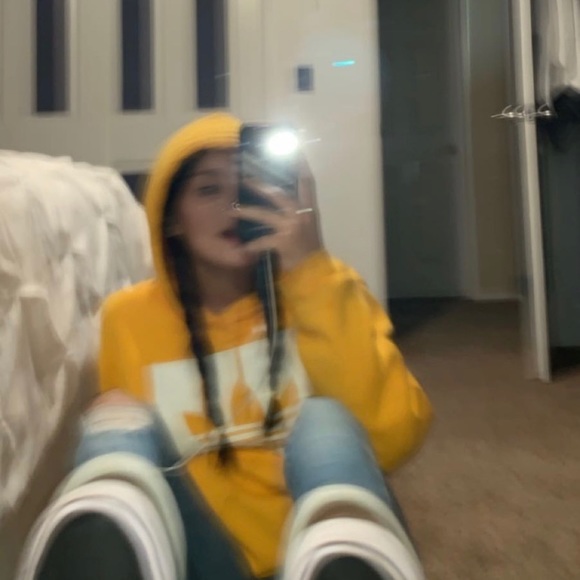 Profile Picture of Evelin Cordova (@evelin_cordova) on Poshmark