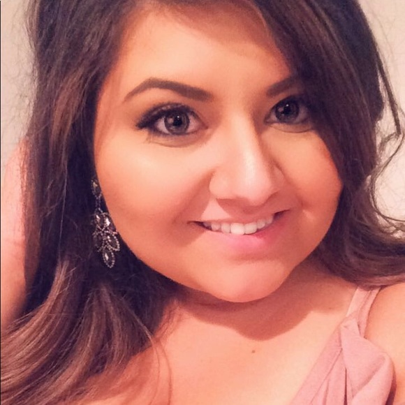 Profile Picture of Joanne Elizabeth (@bl00mingdaisy) on Poshmark