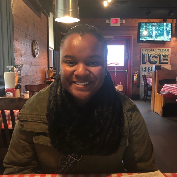 Profile Picture of Domonique Mitchell (@domscloset997) on Poshmark