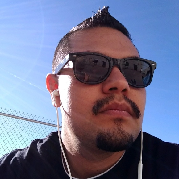 Profile Picture of Chris Esquivel (@esquivelacosta) on Poshmark