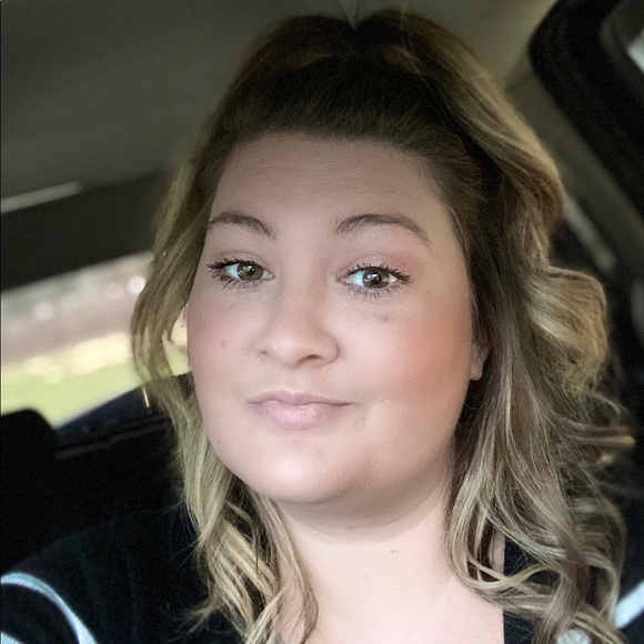 Profile Picture of Ashlee Hicks (@hicfam) on Poshmark