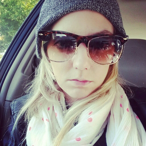 Profile Picture of Danielle Root (@ellienad) on Poshmark