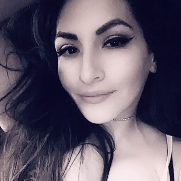 Profile Picture of Alicia Lara (@alicialara214) on Poshmark