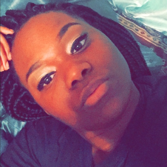 Profile Picture of Alexus Bovain (@alexusb96) on Poshmark