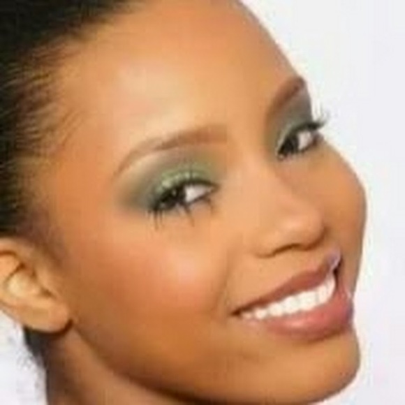 Profile Picture of Lauren Garlick (@lngarlick) on Poshmark