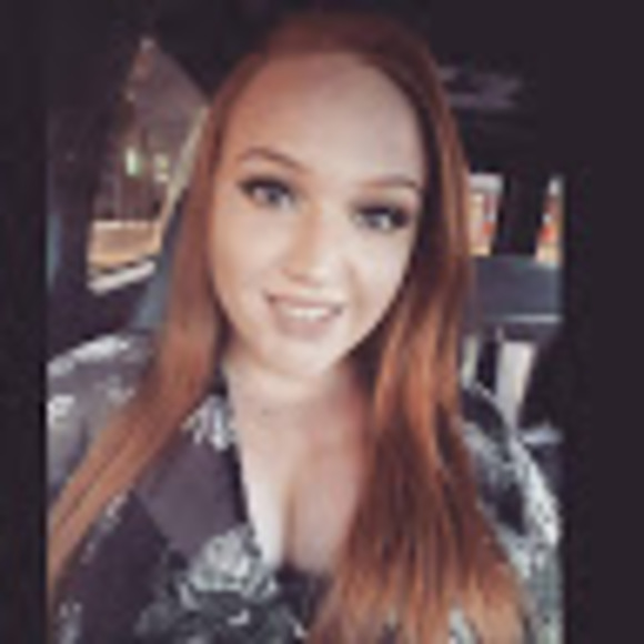 Profile Picture of Danielle O'shea (@danielleoshea) on Poshmark
