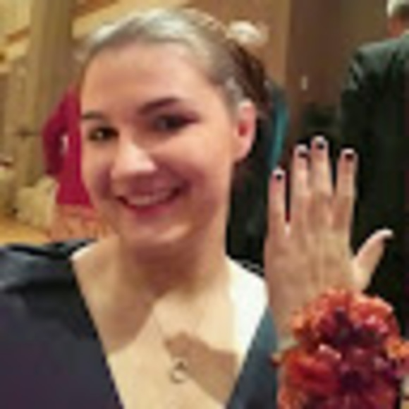Profile Picture of Rachel Uibel (@rachelruibel) on Poshmark